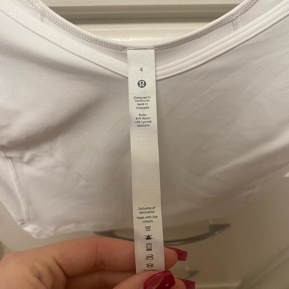 LULULEMON cropped work out top. Never worn. Size 4 - Picture 3 of 3